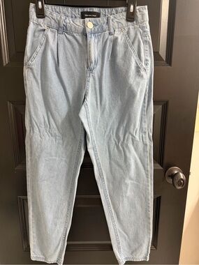 Who What Wear Light Wash Pleated Tapered Jeans Size 2
